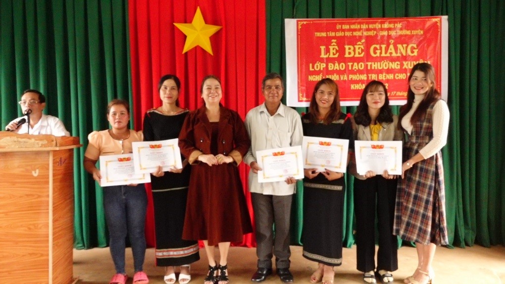 Bế giảng lớp đào tạo nghề nuôi và phòng trị bệnh cho trâu bò