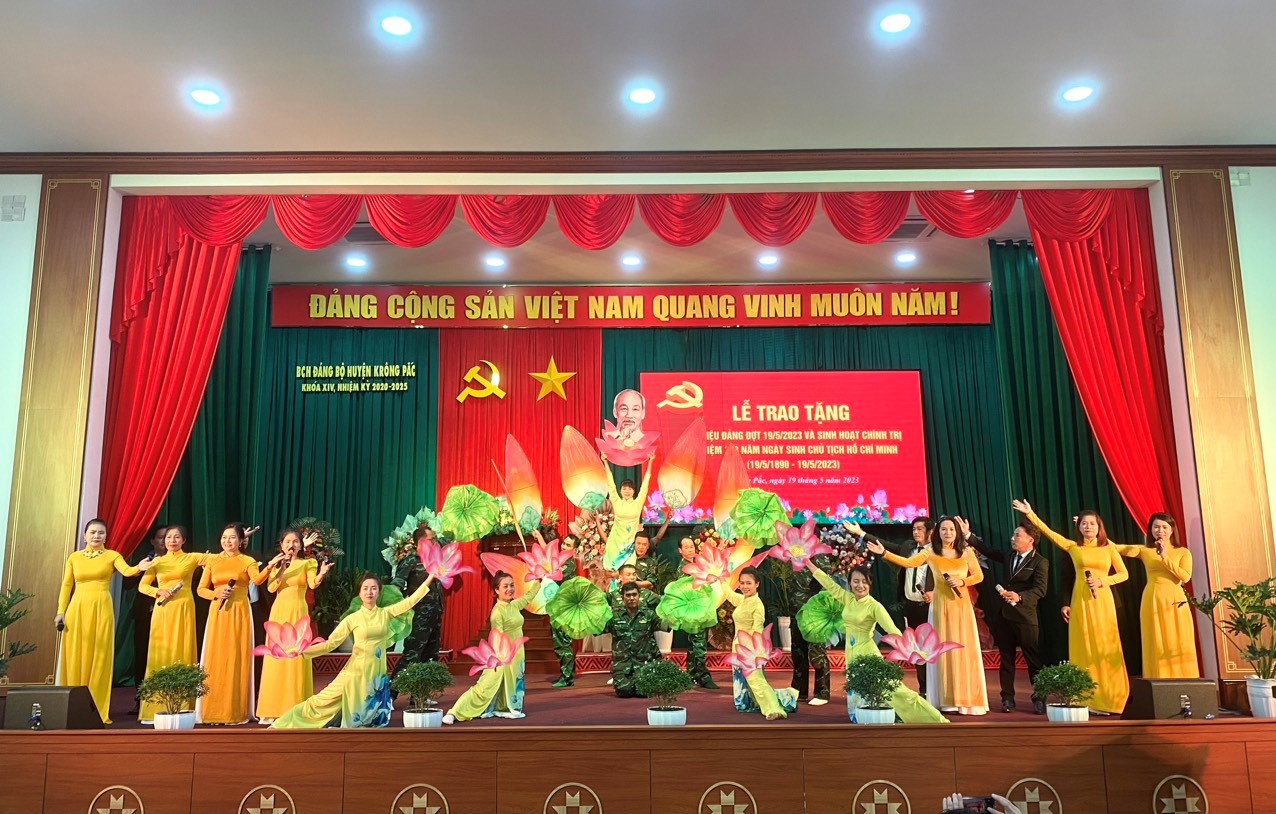 Huyện ủy Krông Pắc tổ chức Lễ trao tặng Huy hiệu Đảng và Sinh hoạt chính trị kỷ niệm 133 năm Ngày sinh Chủ tịch Hồ Chí Minh (19/5/1890 - 19/5/2023)