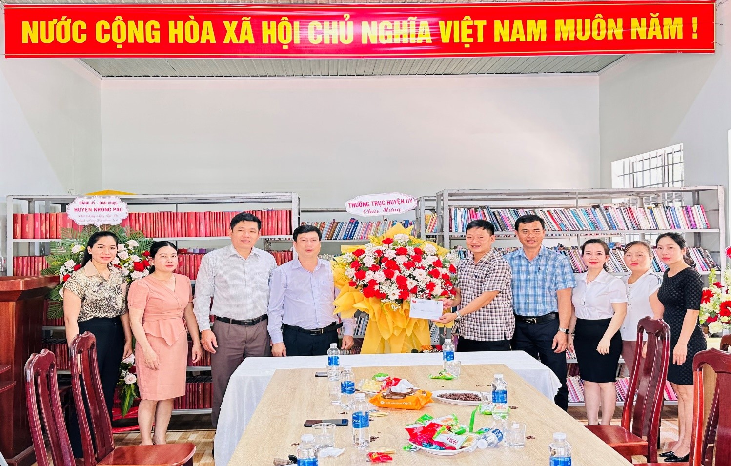 Đồng chí Trần Hồng Tiến, Tỉnh ủy viên, Bí thư Huyện ủy, Chủ tịch HĐND huyện thăm và tặng hoa chúc mừng Trung tâm Truyền thông-Văn hóa - Thể thao huyện nhân kỷ niệm 98 năm Ngày Báo chí cách mạng Việt Nam