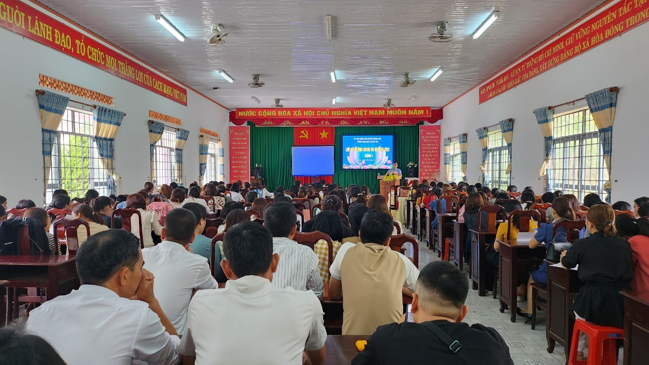 Tập huấn chính trị hè cho đội ngũ giáo viên năm học 2023-2024.