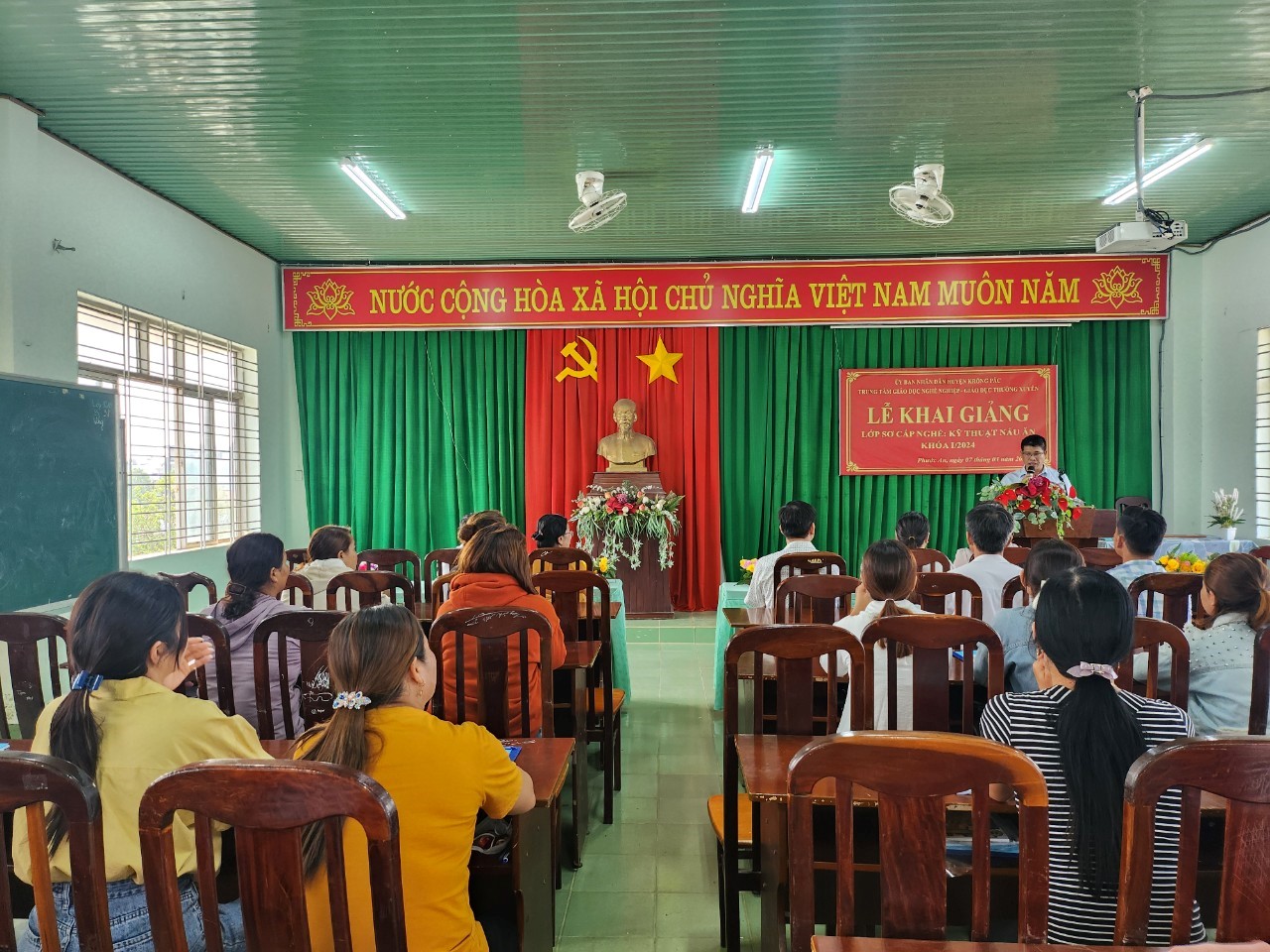 Khai giảng lớp sơ cấp nghề kỹ thuật nấu ăn cho lao động nông thôn.