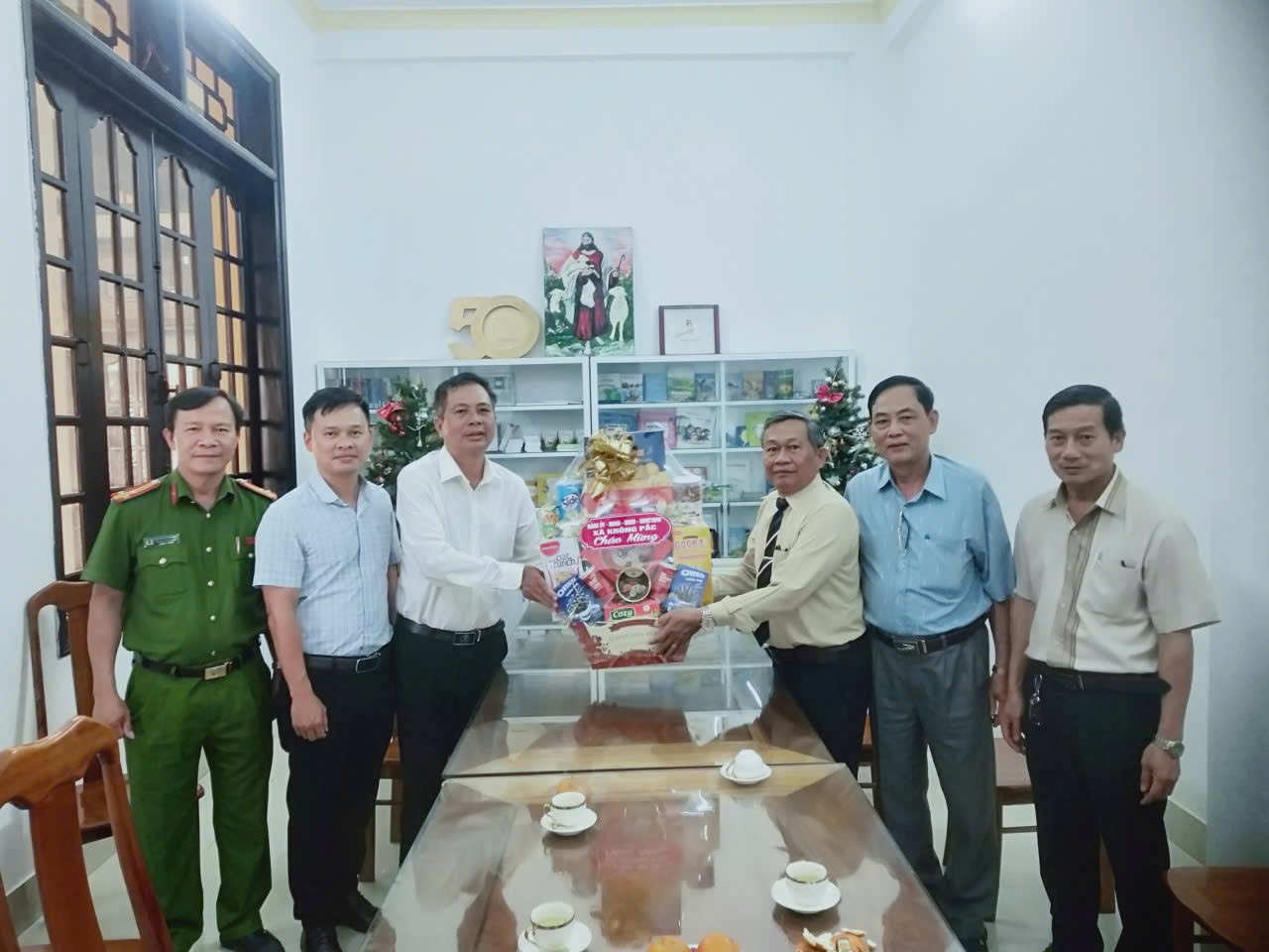 Xã Krông Pắc tổ chức thăm và tặng quà nhân dịp Lễ Phục sinh năm 2026