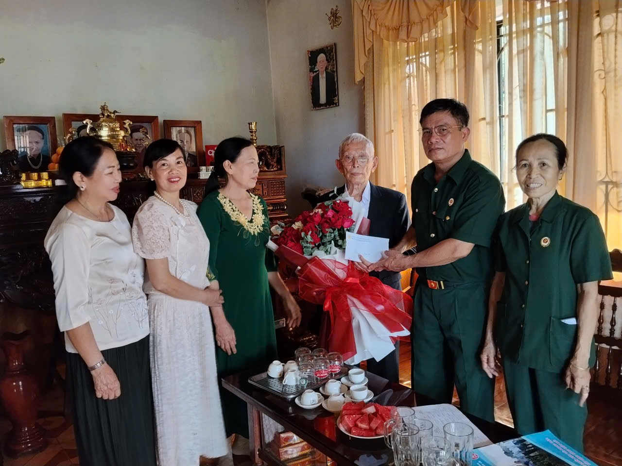 Hội Cựu chiến binh xã Krông Pắc tổ chức trao quà cho Cựu chiến binh tham gia kháng chiến chống Pháp nhân kỷ niệm 72 năm chiến thắng Điện Biên Phủ